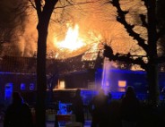 Metershoge vlammen slaan uit kerkgebouw