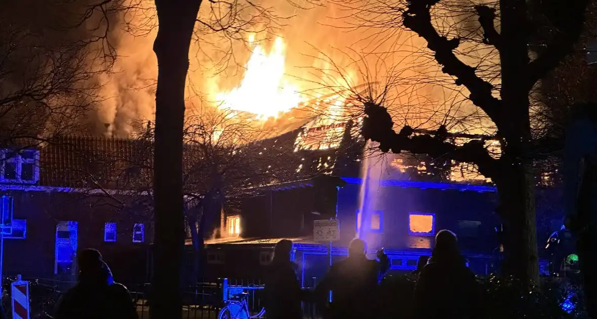 Metershoge vlammen slaan uit kerkgebouw