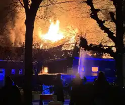 Metershoge vlammen slaan uit kerkgebouw