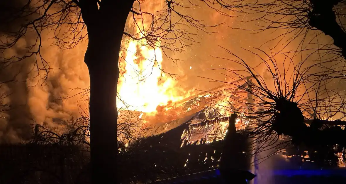 Metershoge vlammen slaan uit kerkgebouw - Foto 1