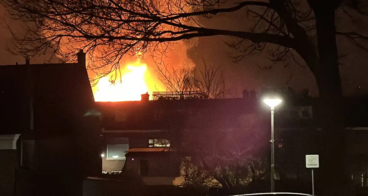 Metershoge vlammen slaan uit kerkgebouw - Foto 4