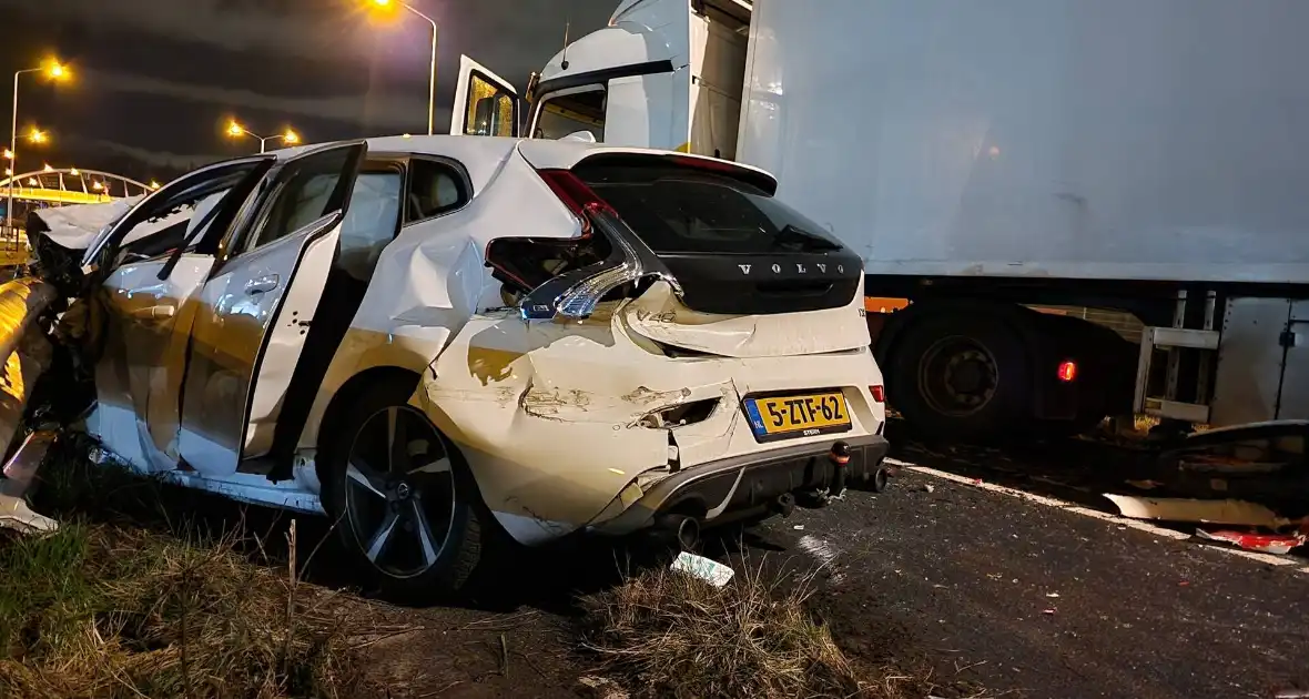 Vier gewonden bij frontale botsing met vrachtwagen - Foto 11