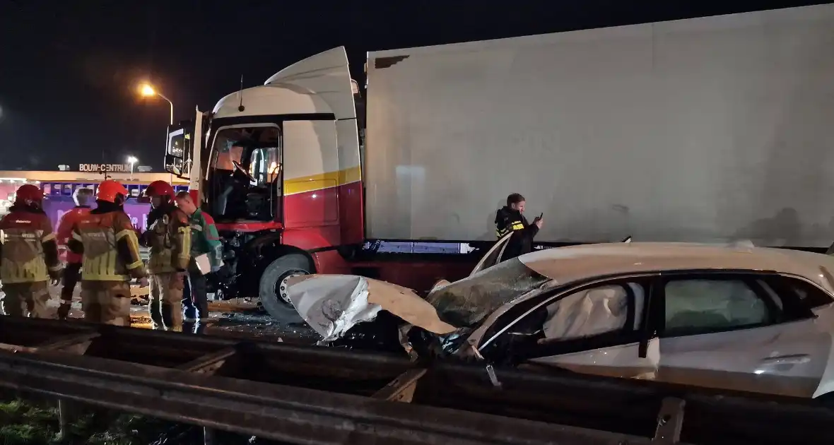 Vier gewonden bij frontale botsing met vrachtwagen - Foto 2