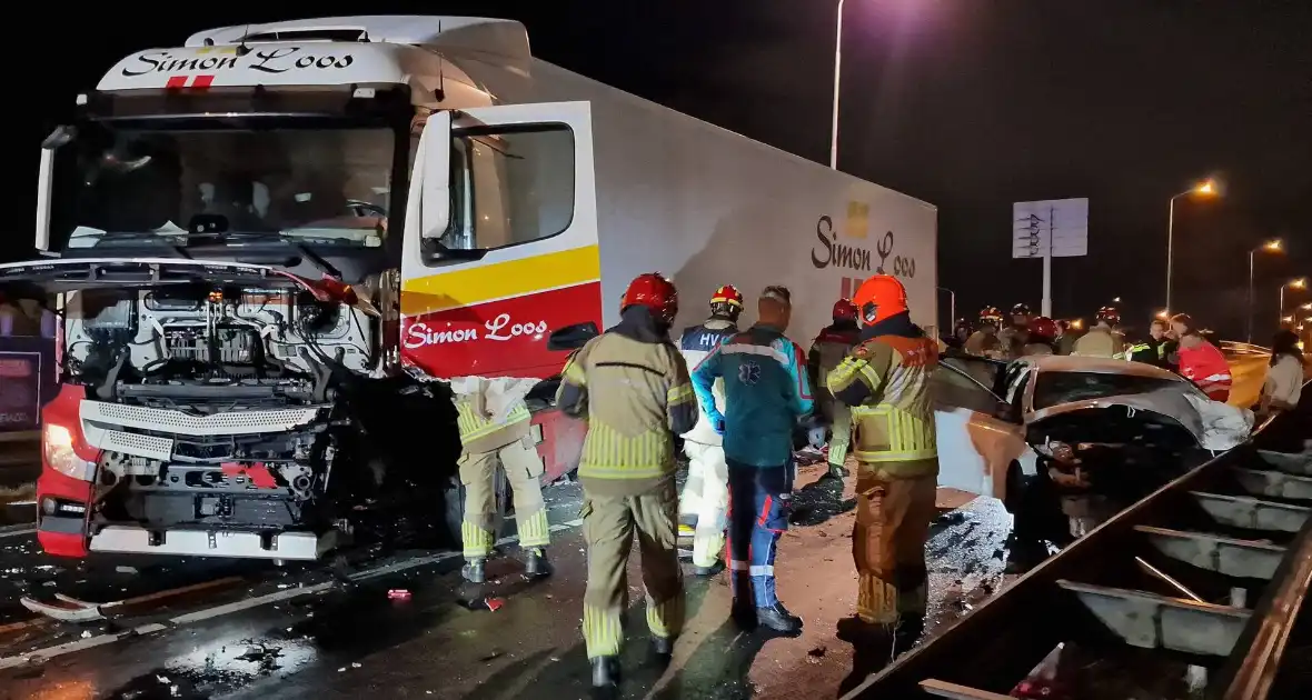 Vier gewonden bij frontale botsing met vrachtwagen - Foto 3