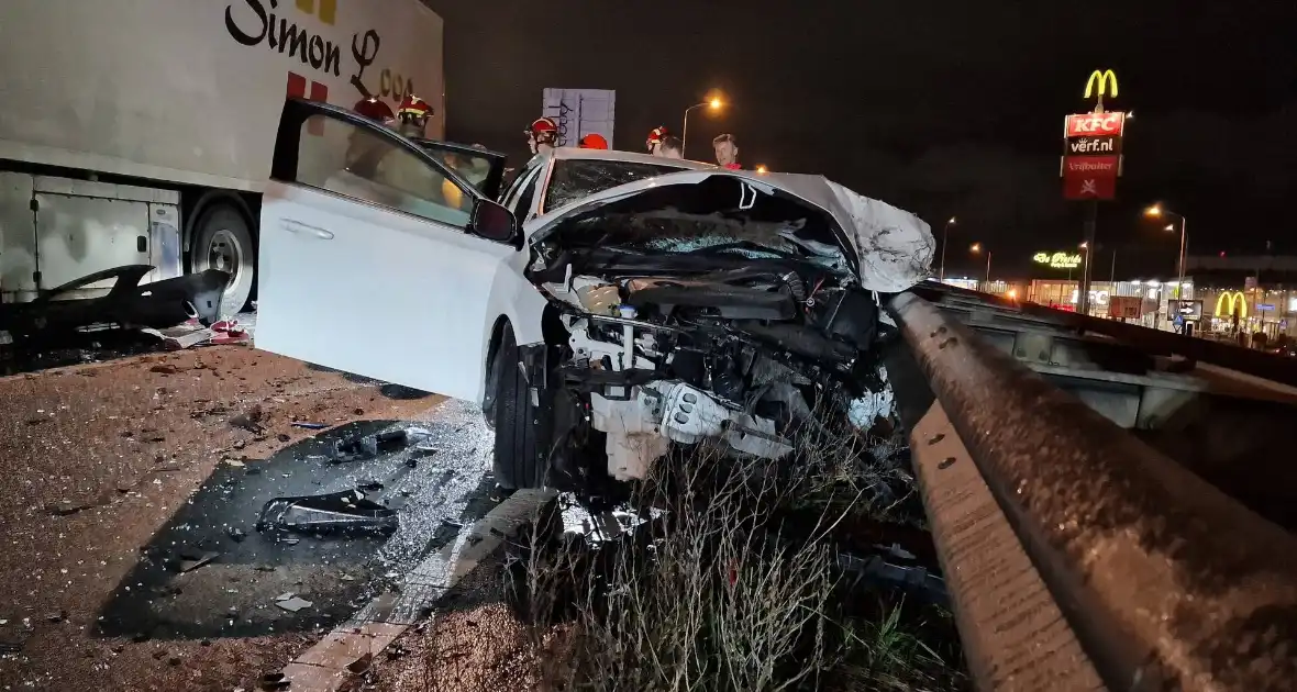 Vier gewonden bij frontale botsing met vrachtwagen - Foto 4