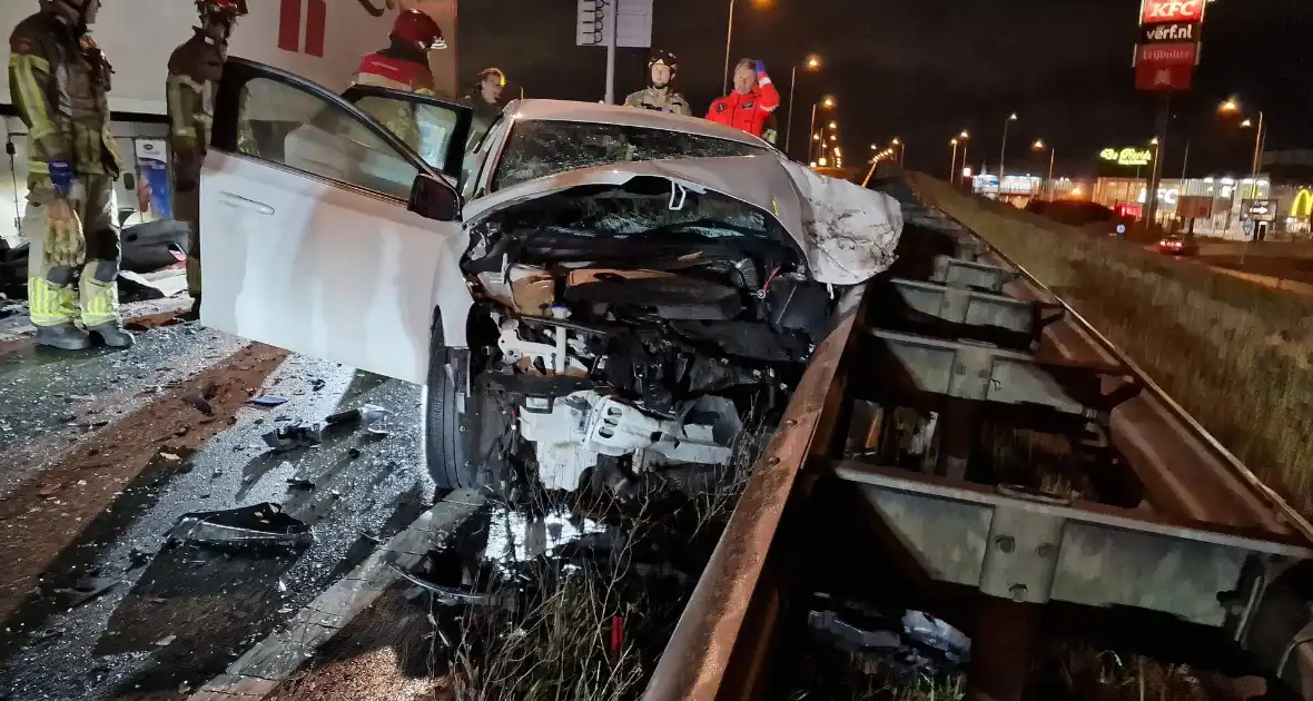 Vier gewonden bij frontale botsing met vrachtwagen - Foto 6