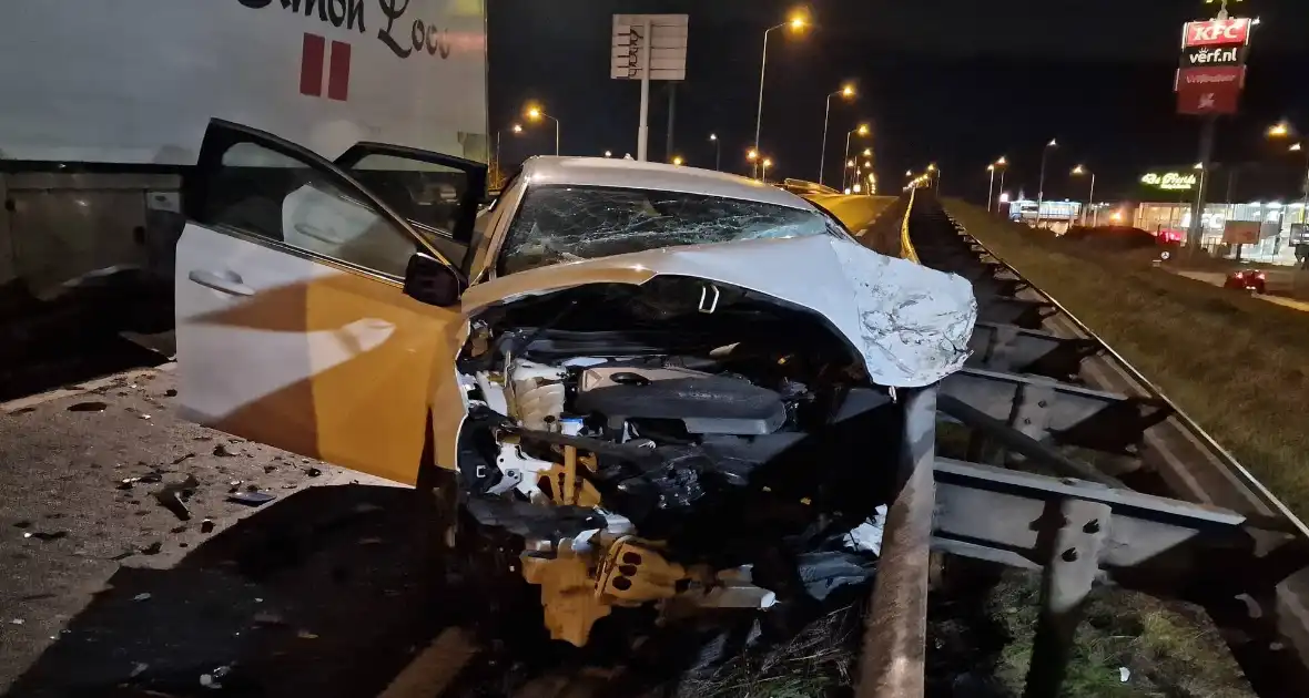 Vier gewonden bij frontale botsing met vrachtwagen - Foto 9