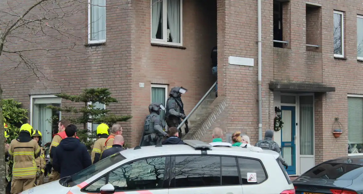 Man met verward gedrag staat op dak van woning