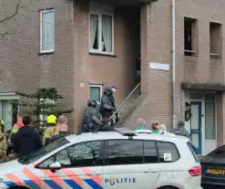 Man met verward gedrag staat op dak van woning