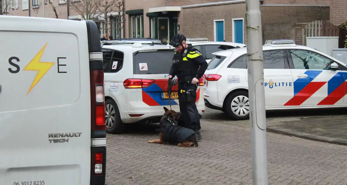 Man met verward gedrag staat op dak van woning - Foto 2