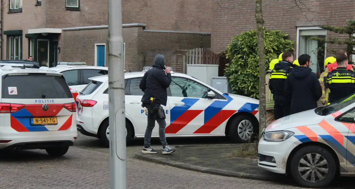 Man met verward gedrag staat op dak van woning - Foto 3