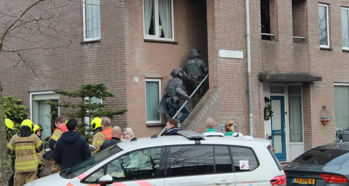 Man met verward gedrag staat op dak van woning - Foto 4