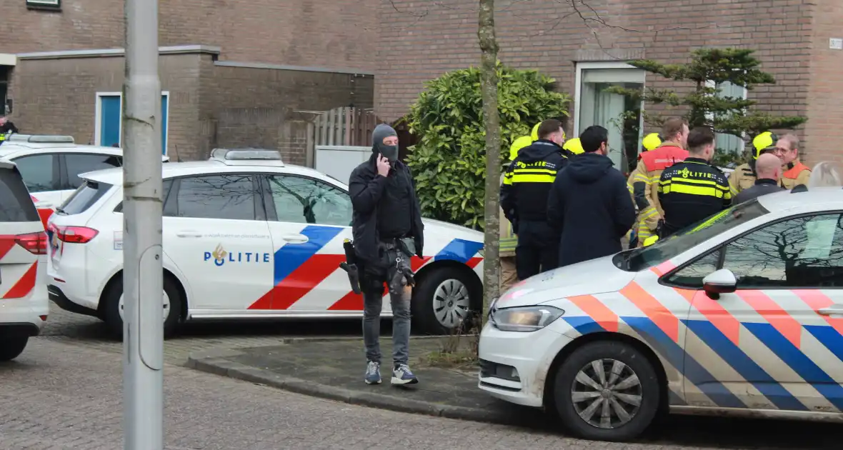 Man met verward gedrag staat op dak van woning - Foto 5