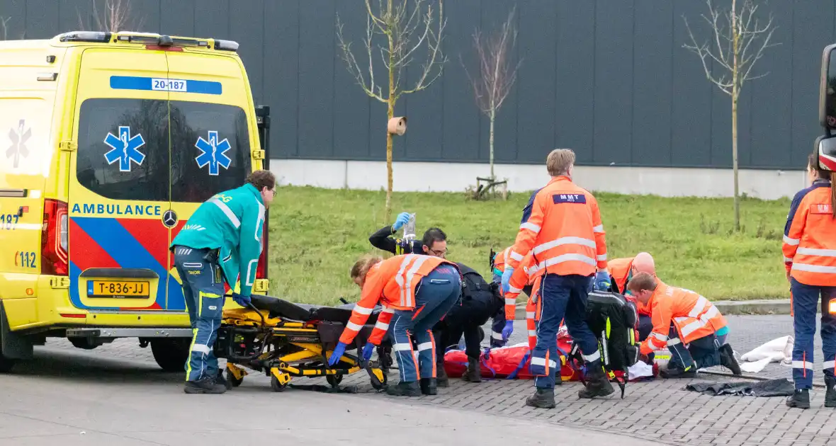 Fietser belandt meters verder na ongeval met vrachtwagen