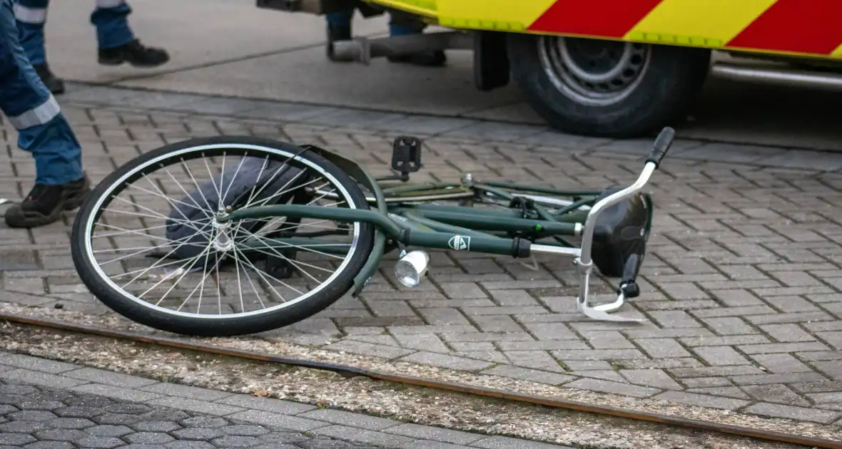 Fietser belandt meters verder na ongeval met vrachtwagen - Foto 2