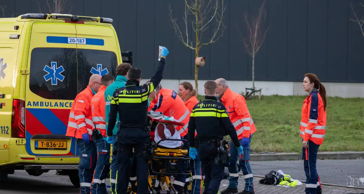 Fietser belandt meters verder na ongeval met vrachtwagen - Foto 3