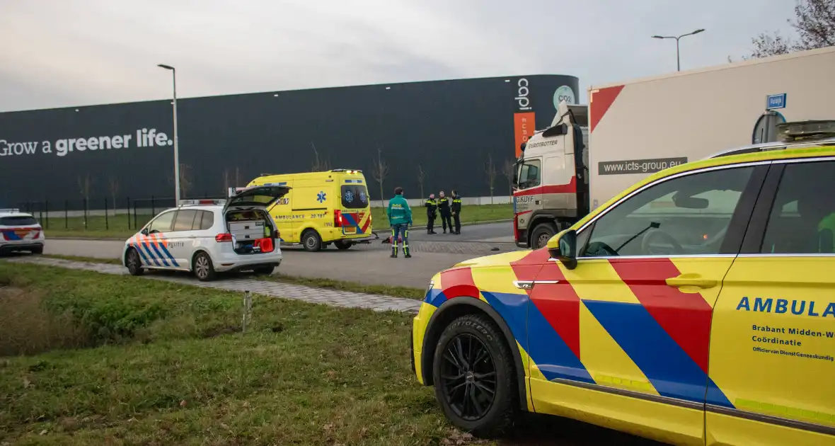 Fietser belandt meters verder na ongeval met vrachtwagen - Foto 6