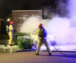 Geparkeerde auto volledig verwoest door brand