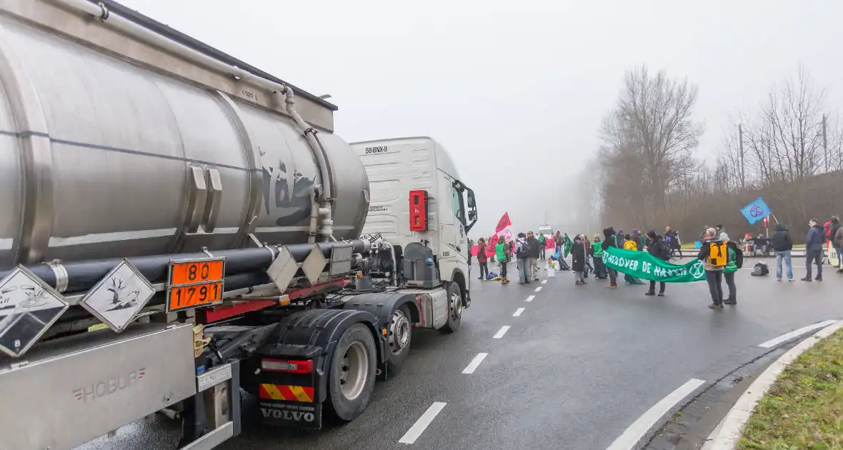 Extintion Rebellion blokkeert Moezelweg Europoort / Botlek