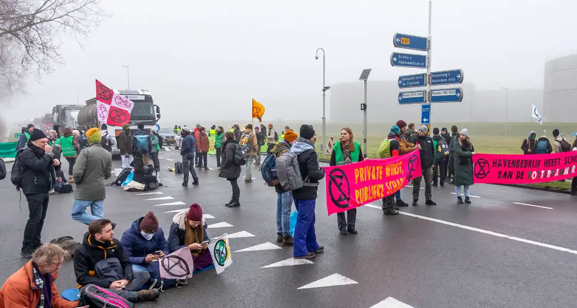 Extintion Rebellion blokkeert Moezelweg Europoort / Botlek - Foto 3