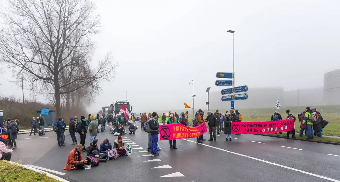 Extintion Rebellion blokkeert Moezelweg Europoort / Botlek - Foto 4