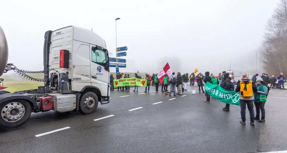Extintion Rebellion blokkeert Moezelweg Europoort / Botlek - Foto 6