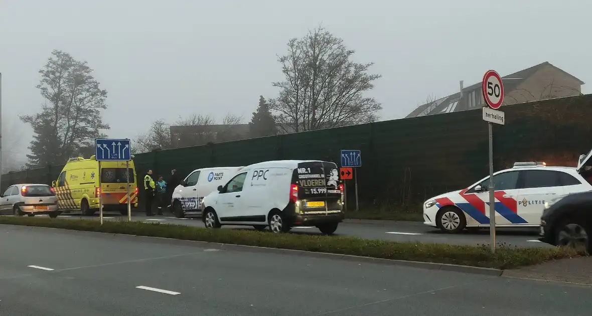 Auto en bestelbus betrokken bij ongeval - Foto 2