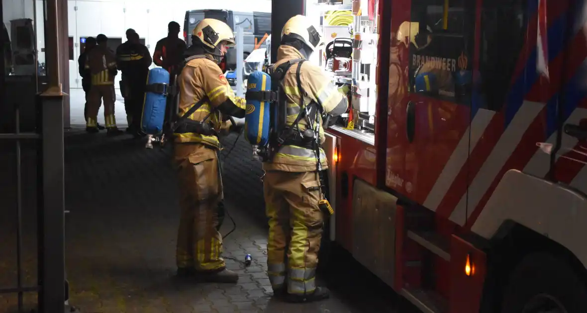 Brandweer verwijdert stof uit autobedrijf - Foto 1