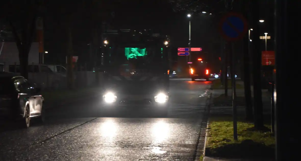 Brandweer verwijdert stof uit autobedrijf - Foto 10