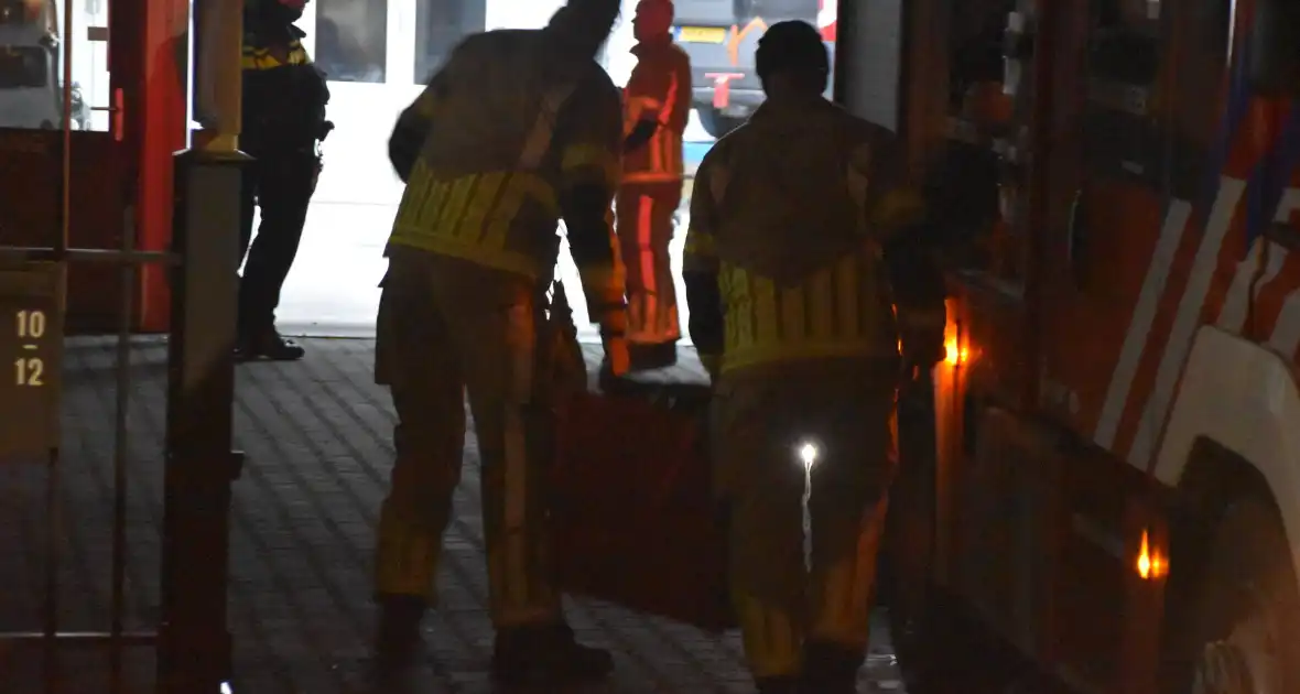 Brandweer verwijdert stof uit autobedrijf - Foto 3