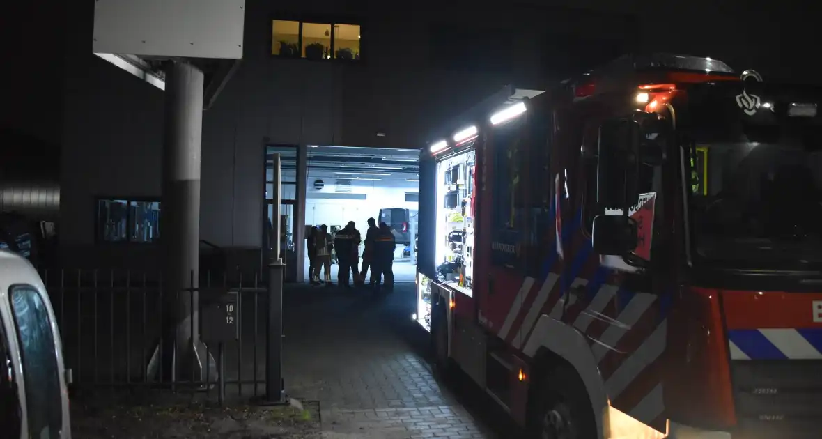 Brandweer verwijdert stof uit autobedrijf - Foto 5