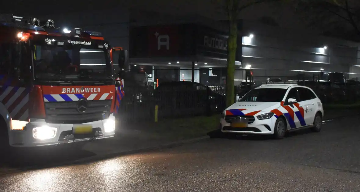 Brandweer verwijdert stof uit autobedrijf - Foto 6