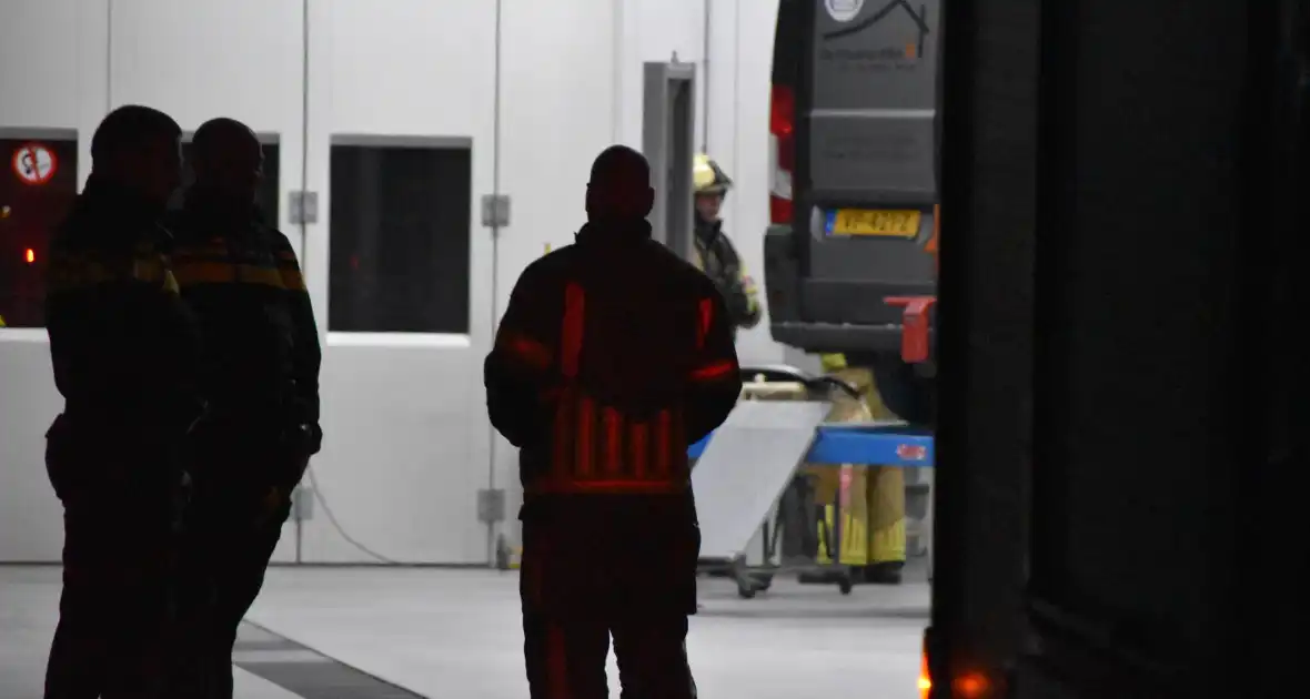 Brandweer verwijdert stof uit autobedrijf - Foto 7