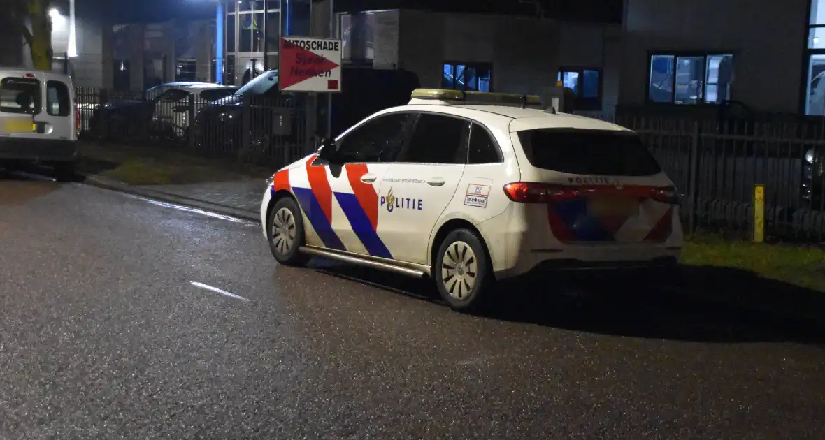 Brandweer verwijdert stof uit autobedrijf - Foto 9