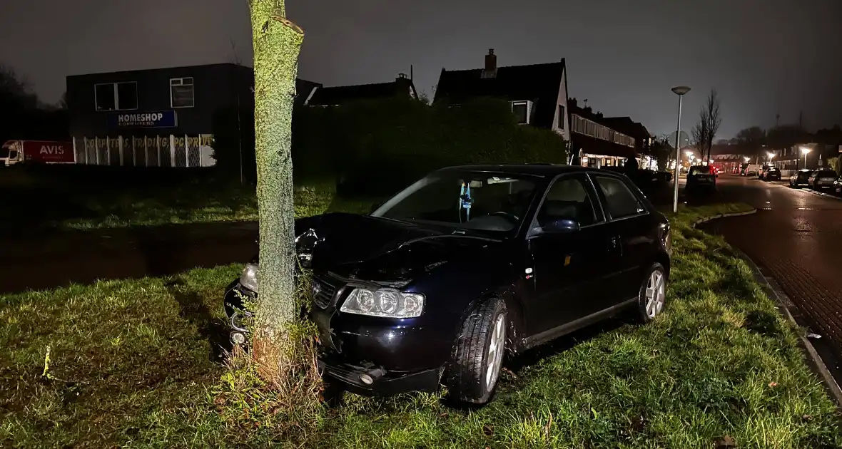 Verlaten voertuig tegen boom aangetroffen