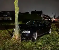 Verlaten voertuig tegen boom aangetroffen