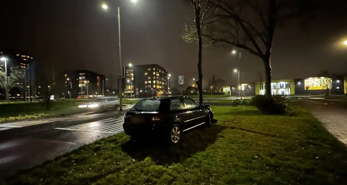 Verlaten voertuig tegen boom aangetroffen - Foto 2