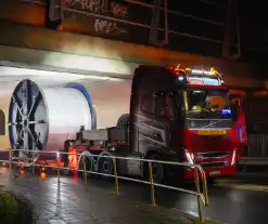 Vrachtwagen rijdt zich muurvast onder viaduct