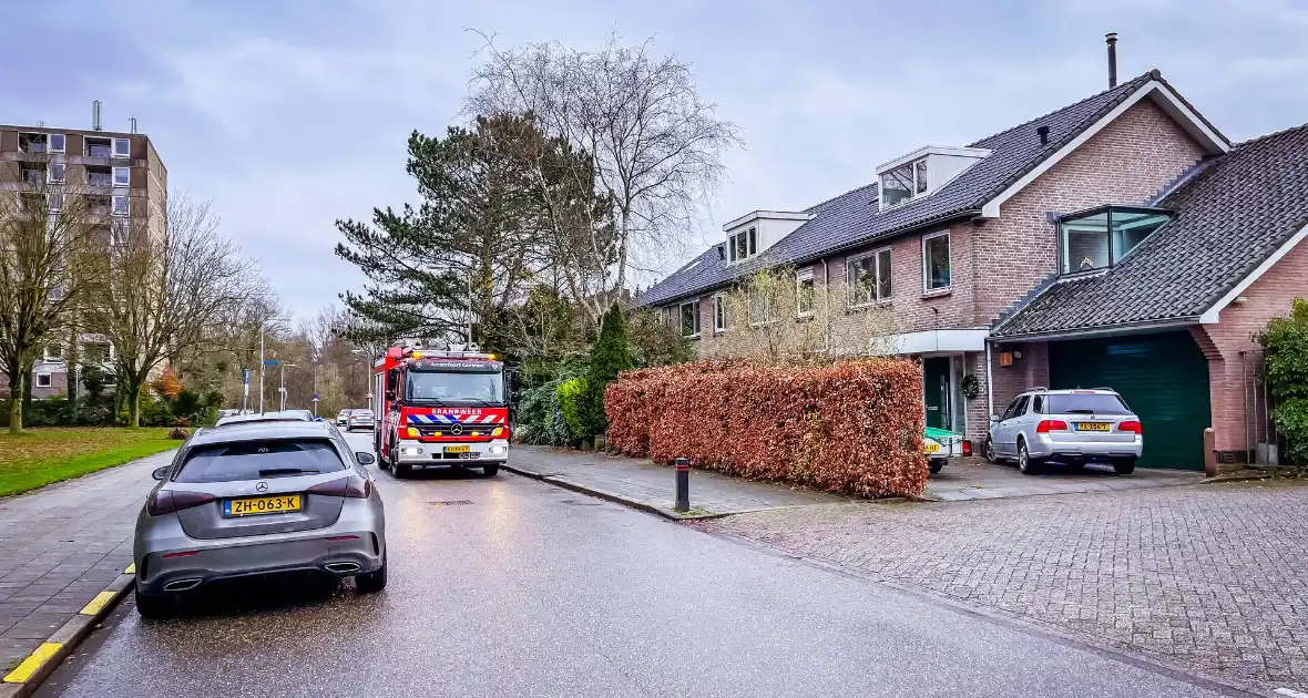 Brandweermannen doen metingen bij gaslek