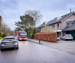 Brandweermannen doen metingen bij gaslek