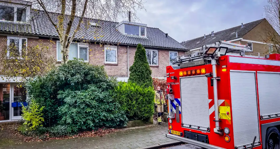 Brandweermannen doen metingen bij gaslek - Foto 1