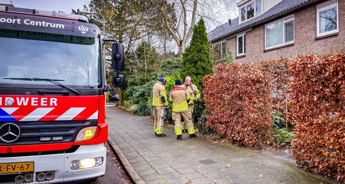 Brandweermannen doen metingen bij gaslek - Foto 2