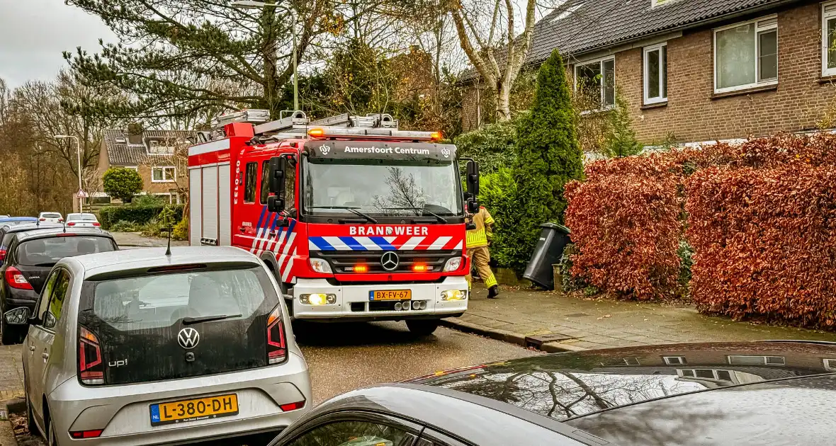 Brandweermannen doen metingen bij gaslek - Foto 3