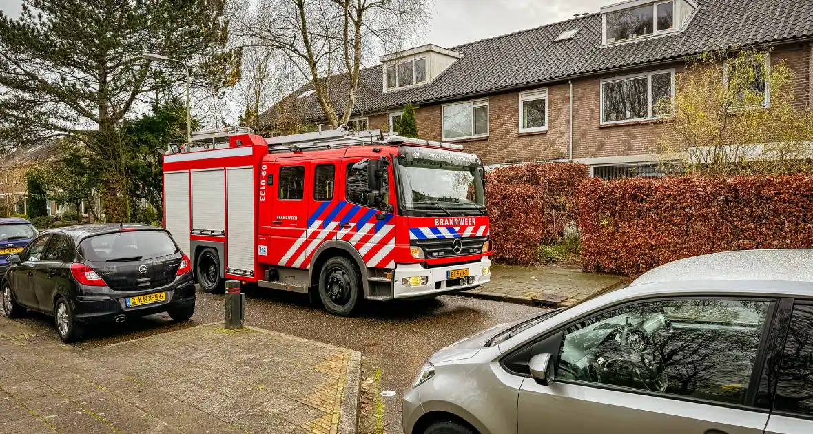 Brandweermannen doen metingen bij gaslek - Foto 4