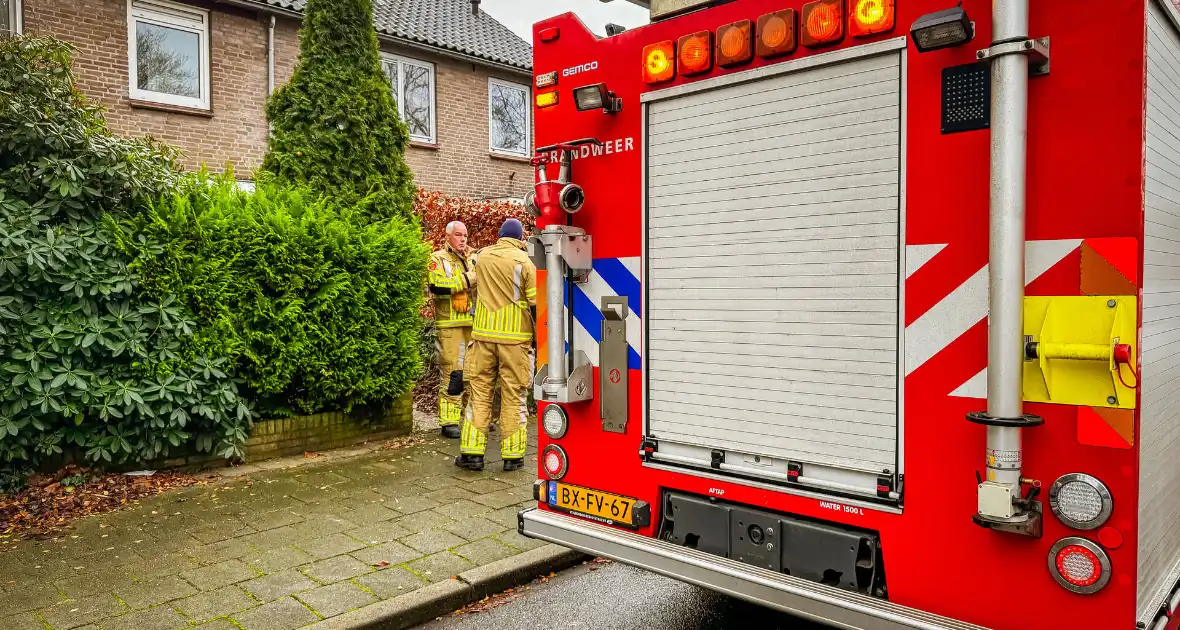 Brandweermannen doen metingen bij gaslek - Foto 5