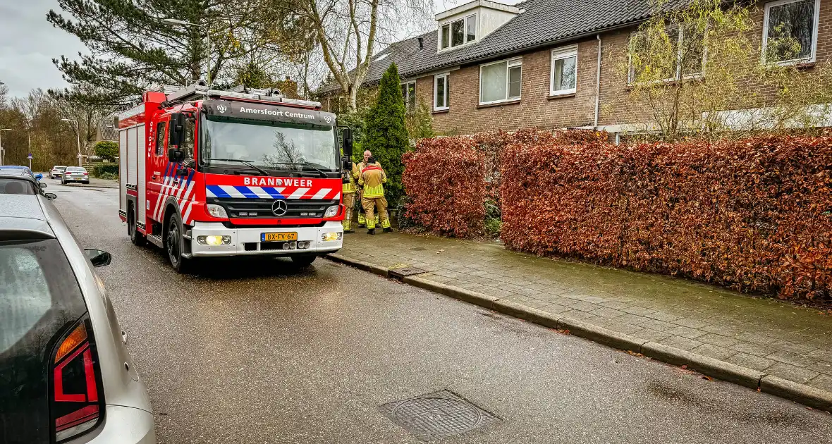 Brandweermannen doen metingen bij gaslek - Foto 6