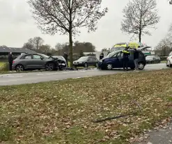 Ravage na frontale botsing tussen drie auto's