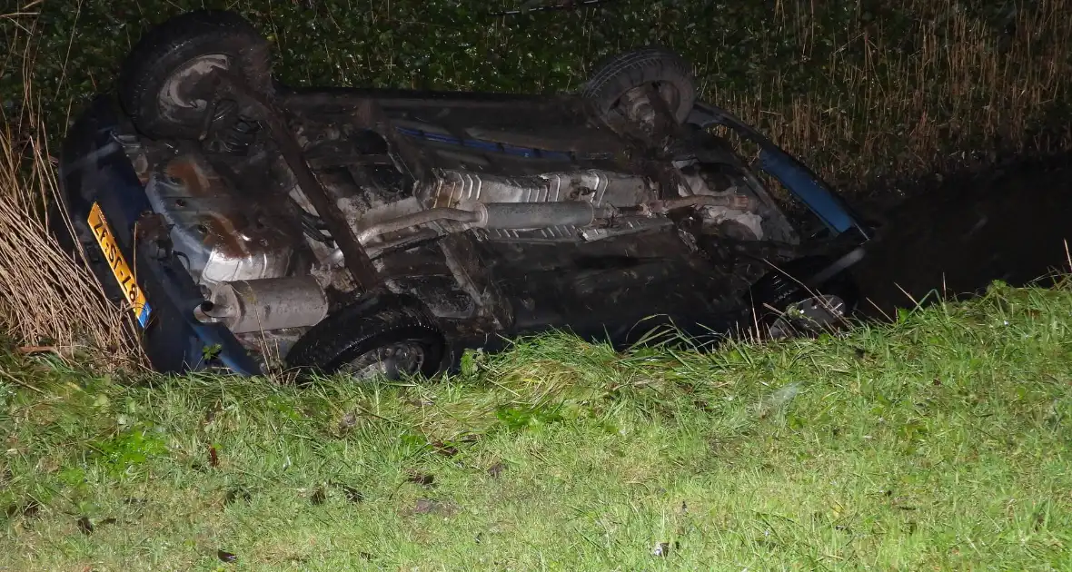 Automobilist belandt op zijn kop in een sloot