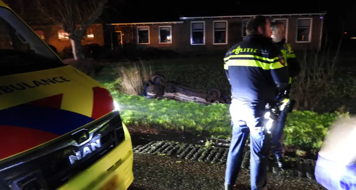 Automobilist belandt op zijn kop in een sloot - Foto 5