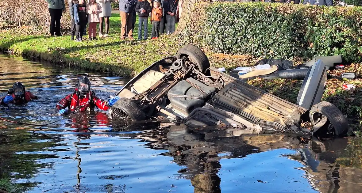 Automobilist belandt op zijn kop in het water